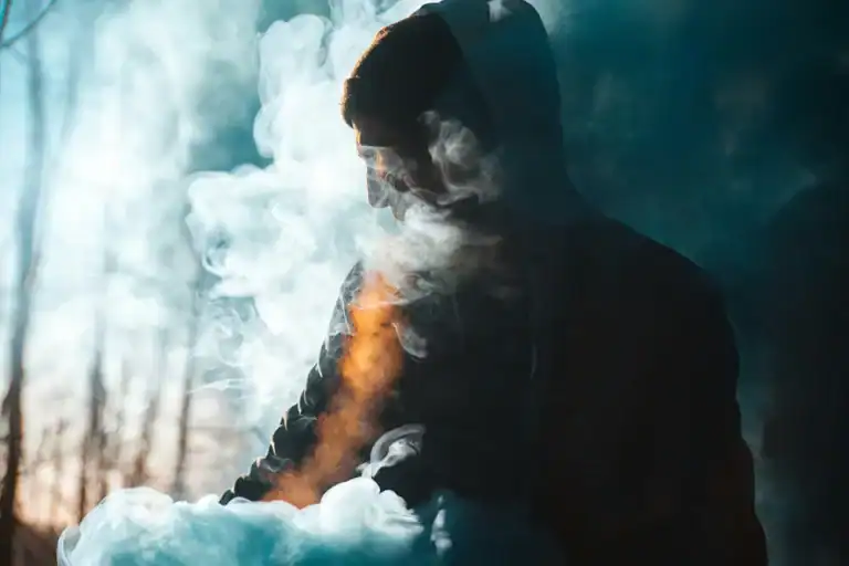 戴帽人物置身煙霧中的電子煙主題示意圖